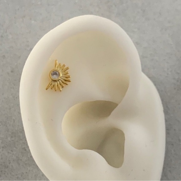 18K Gold Sun Burst Crystal Cartilage Earring Brand New - Picture 1 of 4
